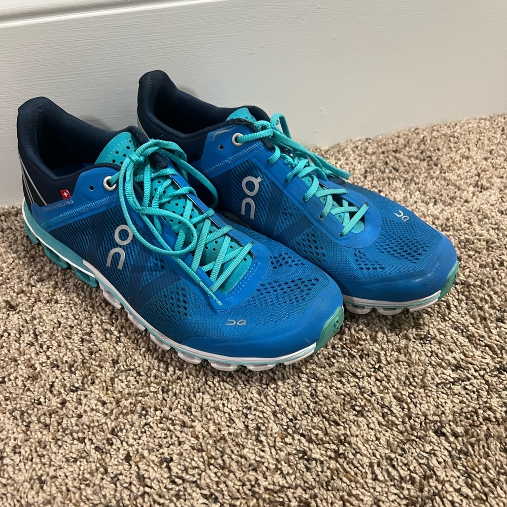 Women’s onclouds size 8